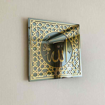 Allah (c.c.) lafzı altın akrilik temperli cam tablo, geometrik altın çerçeveli, yandan açılı görünüm