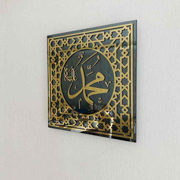 Muhammed (s.a.v) lafzı altın akrilik temperli cam tablo, geometrik çerçeveli, yandan görünüm