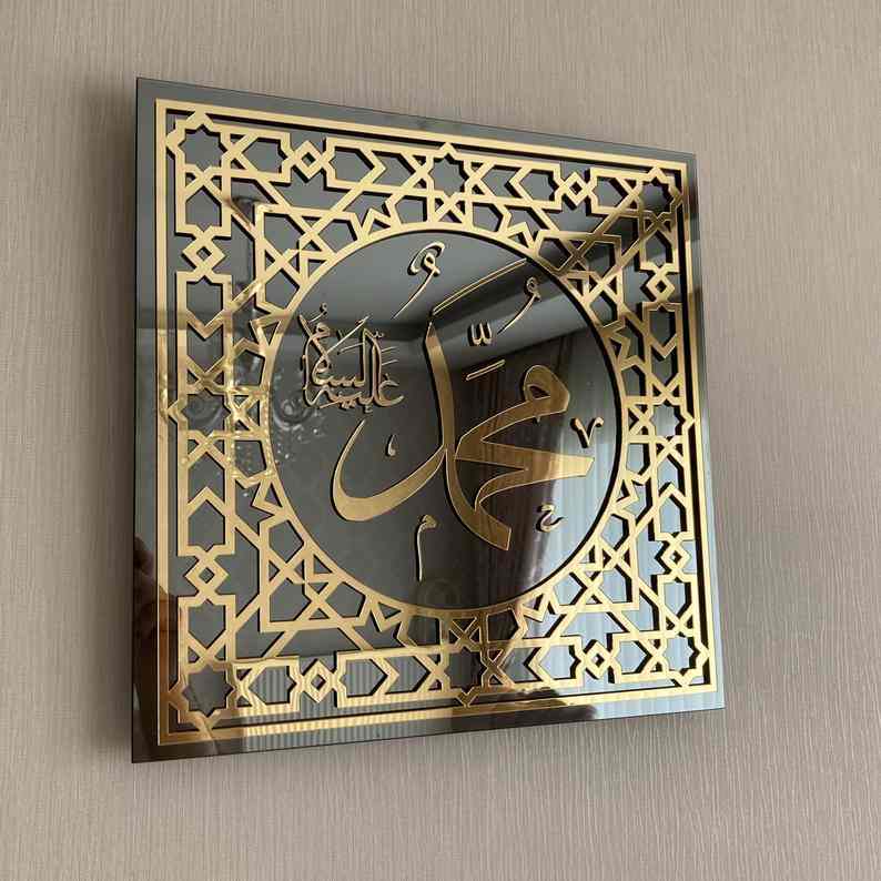 Muhammed (s.a.v) lafzı altın akrilik temperli cam tablo, geometrik çerçeveli, yakın ve açılı görünüm