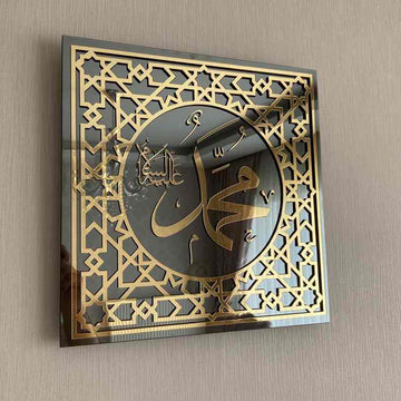 Muhammed (s.a.v) lafzı altın akrilik temperli cam tablo, geometrik çerçeveli, yakın ve açılı görünüm