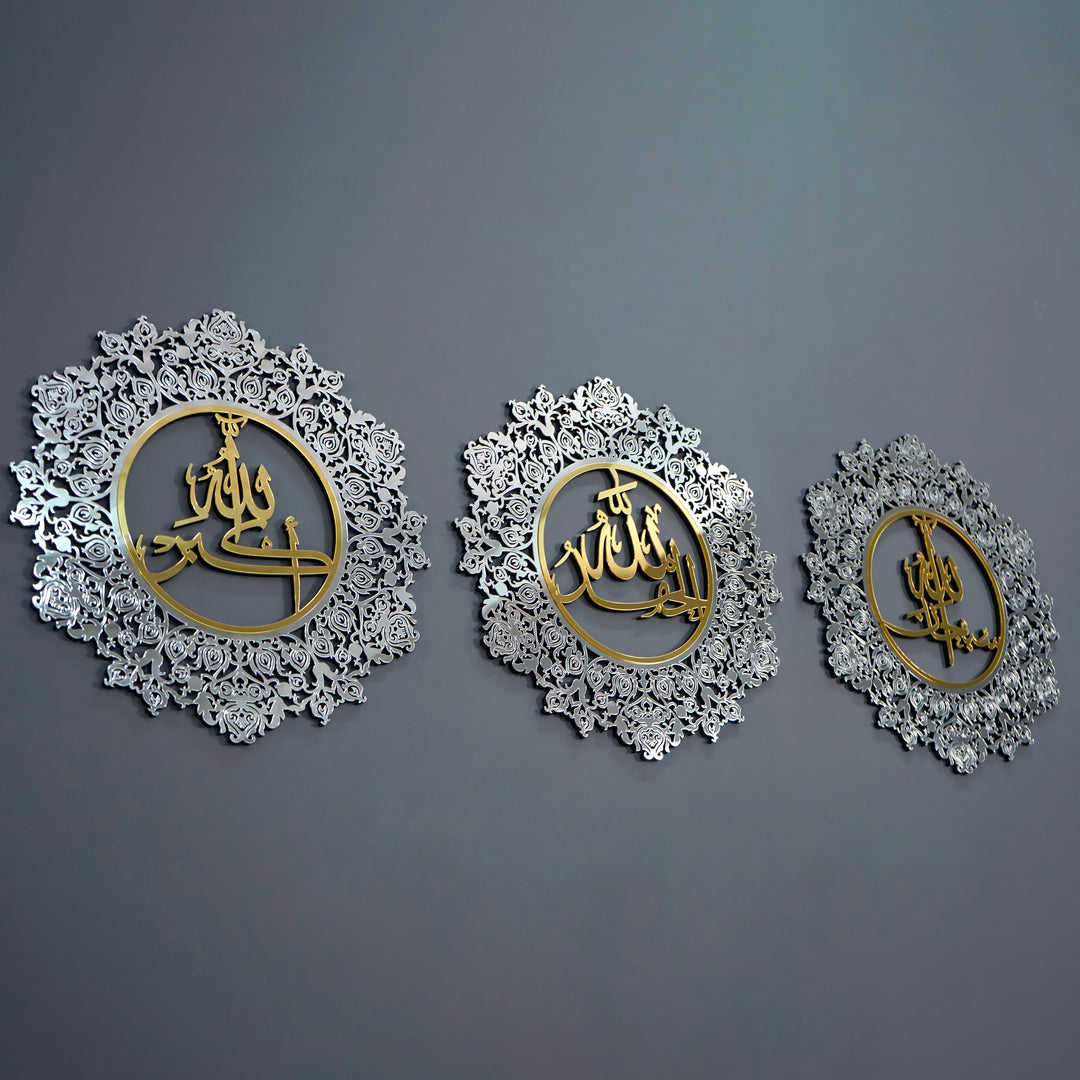 Gül desenli Sübhanallah, Elhamdülillah, Allahuekber 3'lü akrilik set, dış gümüş iç altın, koyu duvarda açılı görünüm
