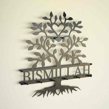 Hayat ağacı biçimli Bismillah metal anahtarlık, duvarda hafif açılı görünüm