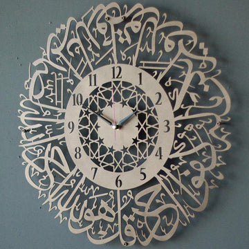 Bakır İhlas Suresi Latin rakamlı desenli metal duvar saati, yıldız desenli iç halkalı, gri duvarda