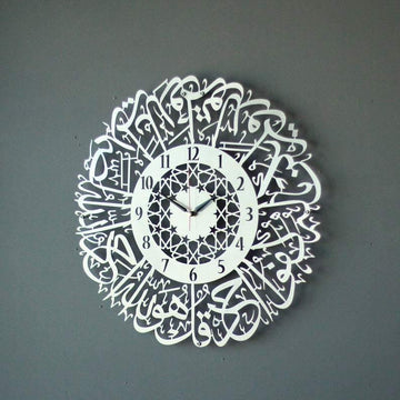 Gümüş İhlas Suresi Latin rakamlı desenli metal duvar saati, yıldız desenli iç halkalı, gri duvarda