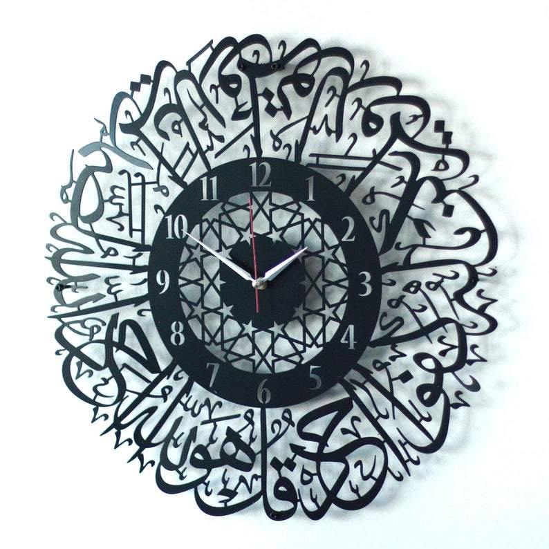 Siyah İhlas Suresi Latin rakamlı desenli metal duvar saati, yıldız desenli iç halkalı, beyaz zeminde