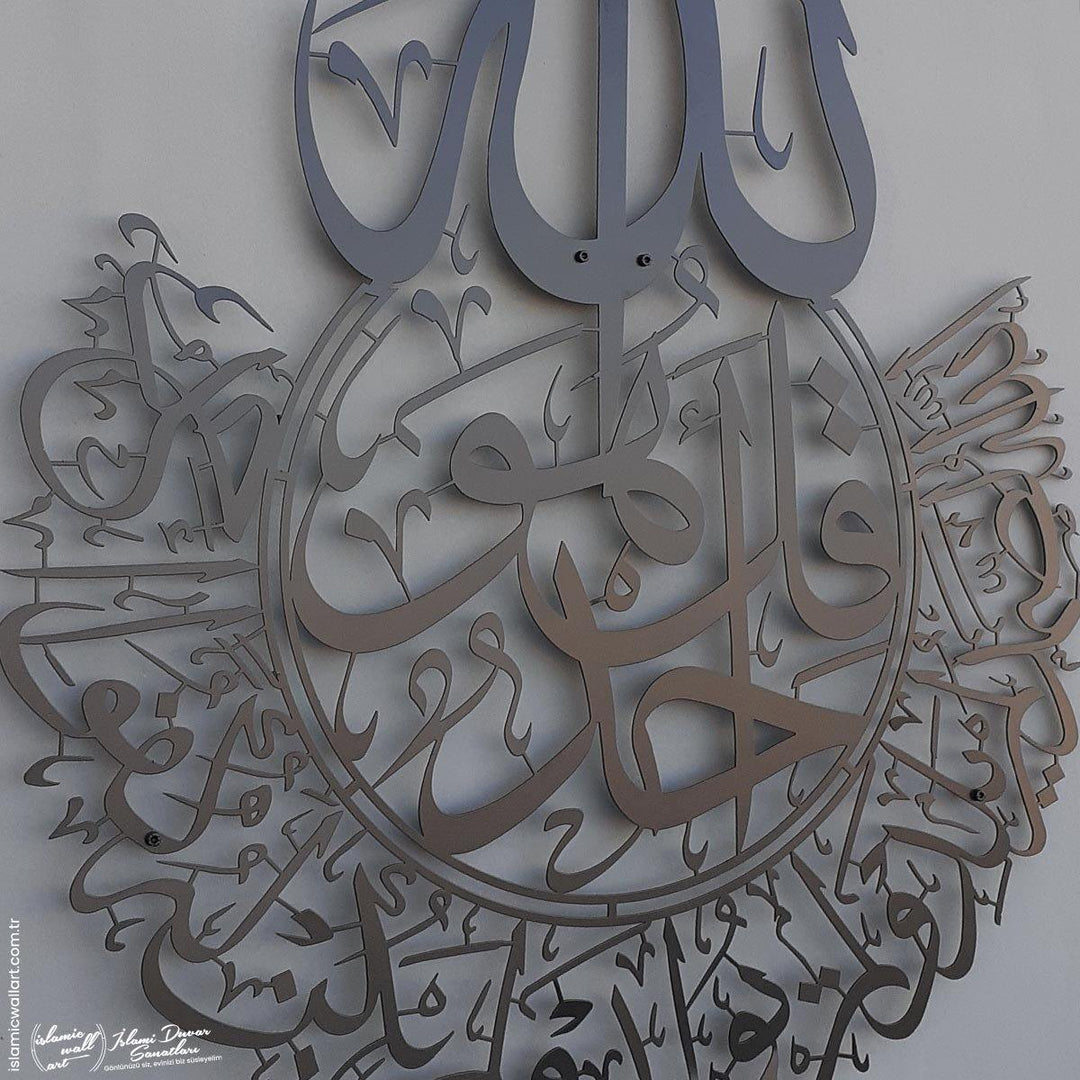 Siyah İhlas Suresi lafızlı metal tablonun Allah lafzı ve montaj noktalarının yakın çekimi