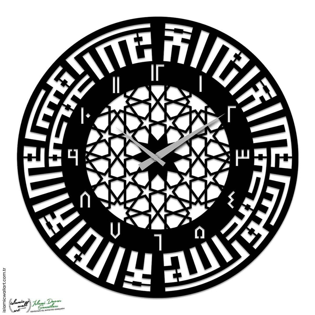 Siyah kufi hatlı duvar saatinin Arapça rakamlı kadranı ve geometrik iç deseni, beyaz fonda önden görünüm