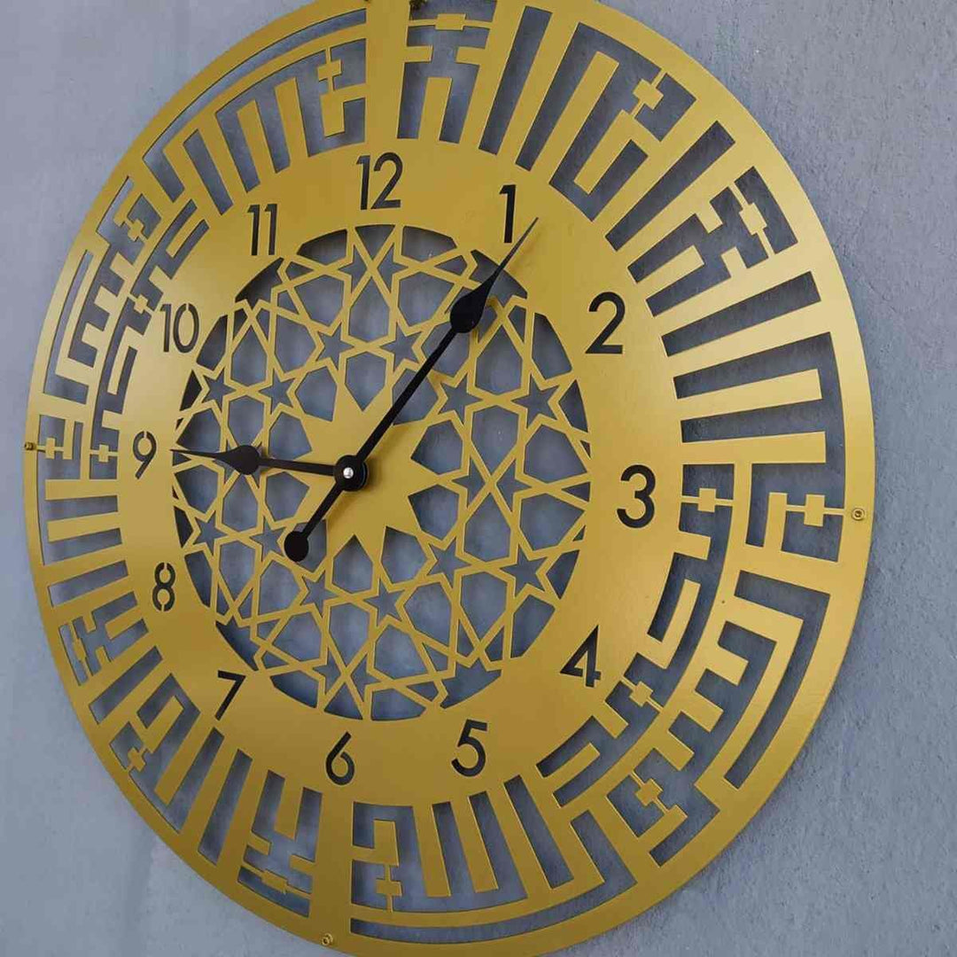 Altın kufi duvar saatinin yandan açılı görünümü, Latin rakamlar ve geometrik iç desenle