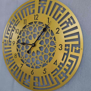 Altın kufi duvar saatinin yandan açılı görünümü, Latin rakamlar ve geometrik iç desenle