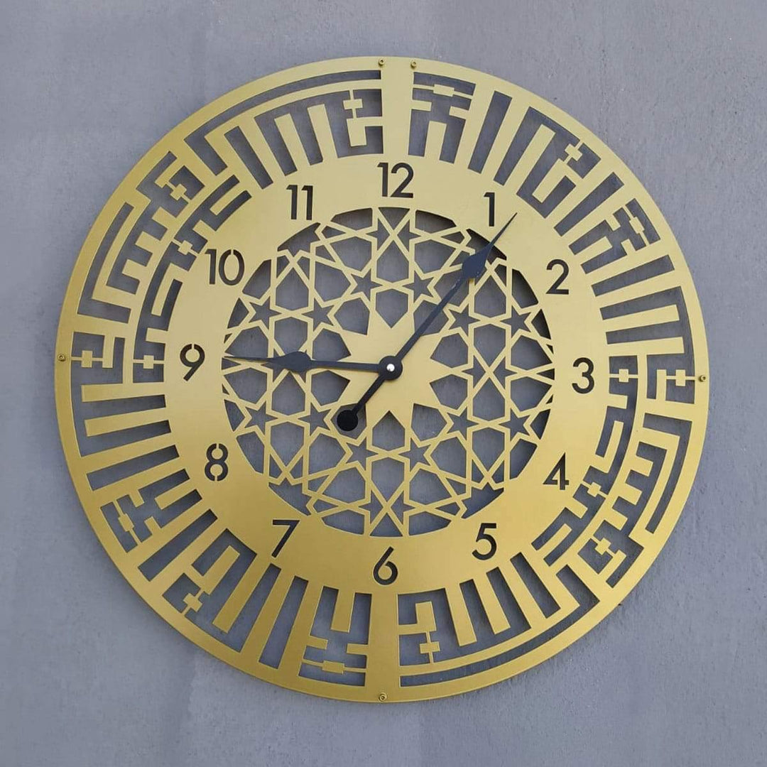 Altın Latin rakamlı kufi saat, kenar yazısı ve geometrik iç desenle ön görünüm