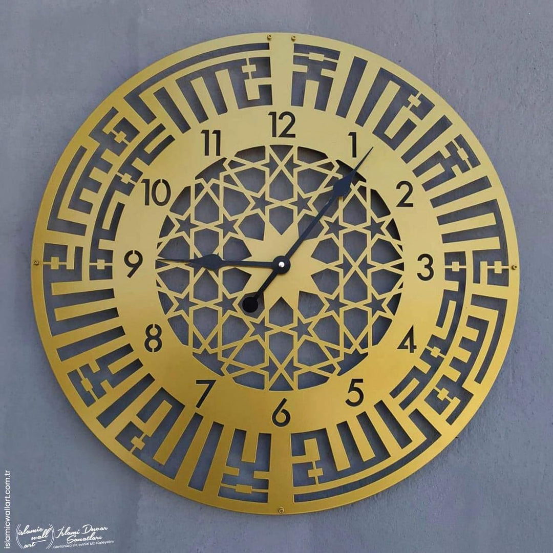 Altın Latin rakamlı Kelime-i Tevhid kufi metal duvar saati, gri duvarda, siyah akrep ve yelkovanla