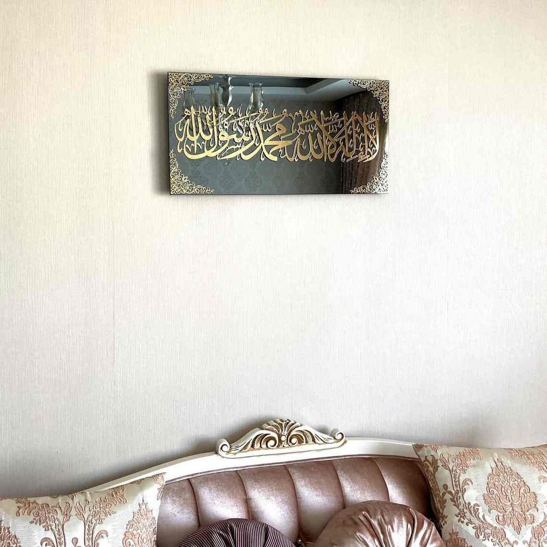 Yatay Kelime-i Tevhid cam tablo, kanepenin üstündeki duvarda uzaktan görünüm