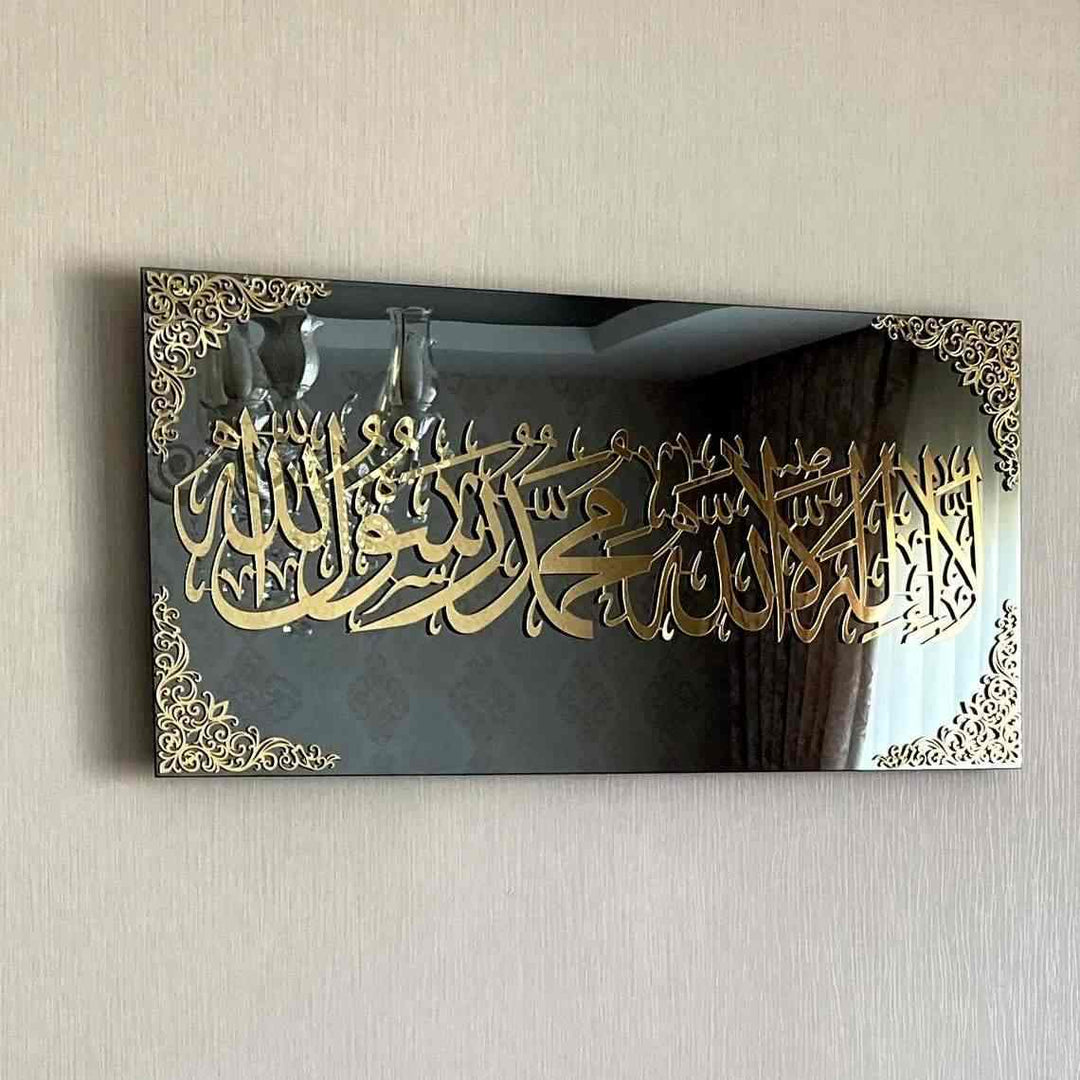 Altın akrilik Kelime-i Tevhid yazısı ve köşe süslemeli cam tablonun daha yakın ön görünümü