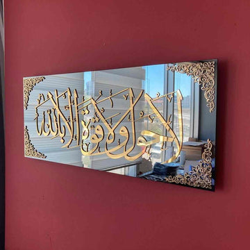 Altın akrilik hatlı La Havle ve La Kuvvete İlla Billah temperli cam tablo, kırmızı duvarda 110 x 50 cm yandan görünüm