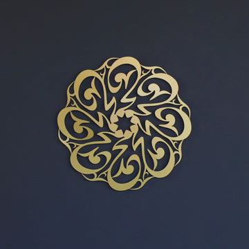 Altın Hz. Muhammed (s.a.v.) yazılı Divani hatlı daire metal tablo, lacivert duvarda önden görünüm