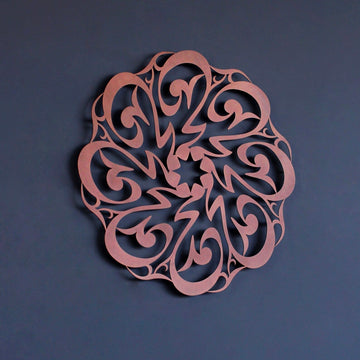 Bakır Hz. Muhammed (s.a.v.) yazılı Divani hatlı daire metal tablo, lacivert duvarda önden görünüm