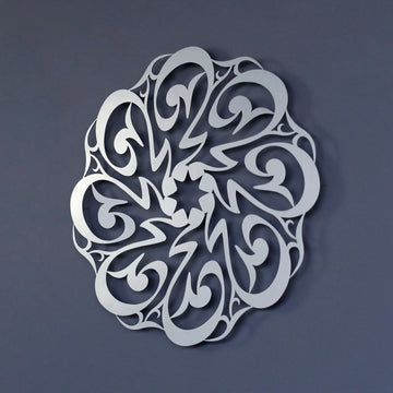 Gümüş Hz. Muhammed (s.a.v.) yazılı Divani hatlı daire metal tablo, hafif açılı görünüm