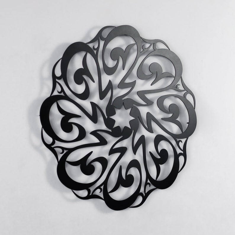 Siyah Hz. Muhammed (s.a.v.) yazılı Divani hatlı daire metal tablo, hafif açılı yakın görünüm ve gölge