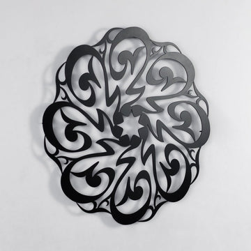 Siyah Hz. Muhammed (s.a.v.) yazılı Divani hatlı daire metal tablo, hafif açılı yakın görünüm ve gölge