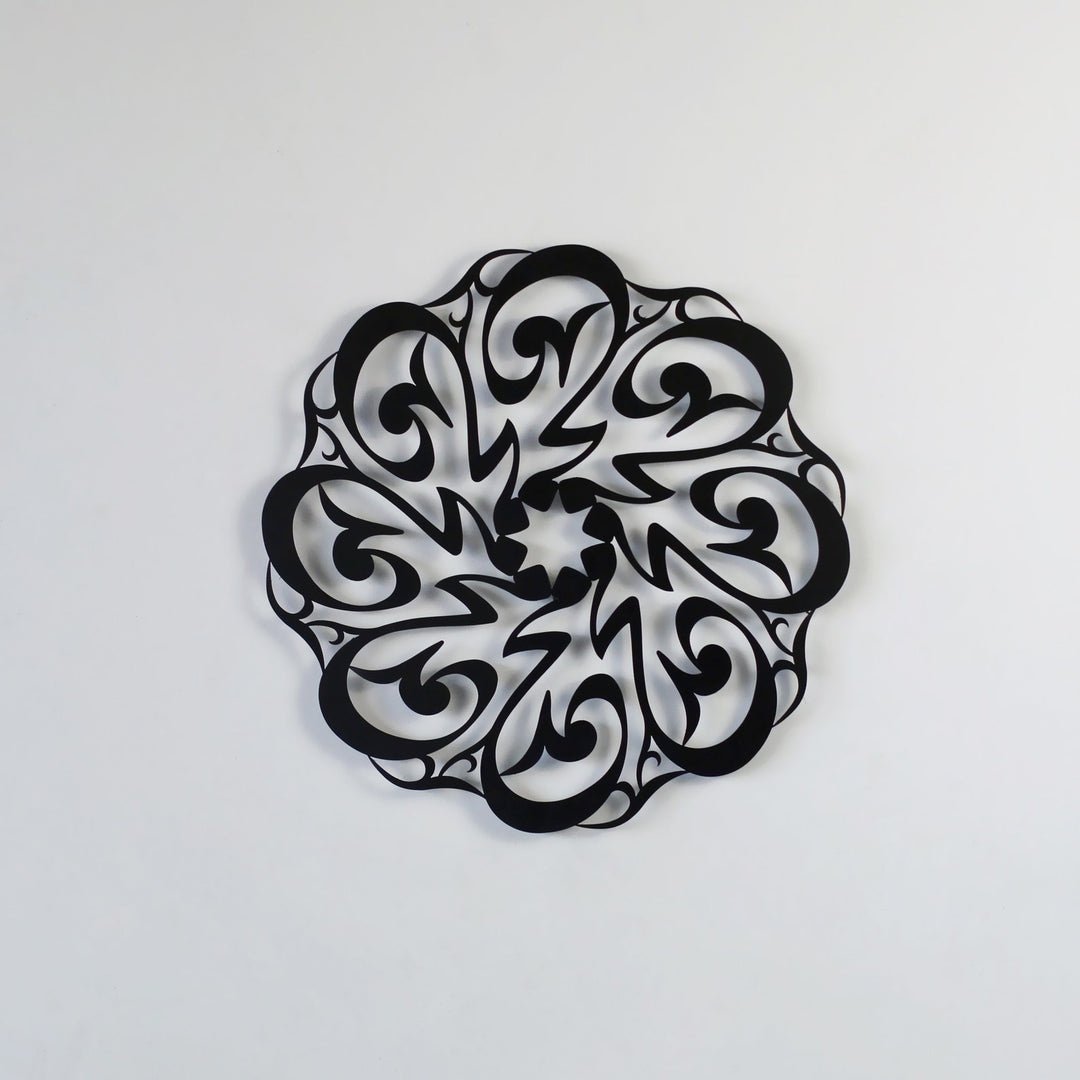 Siyah Hz. Muhammed (s.a.v.) yazılı Divani hatlı daire metal tablo, açık duvarda önden görünüm