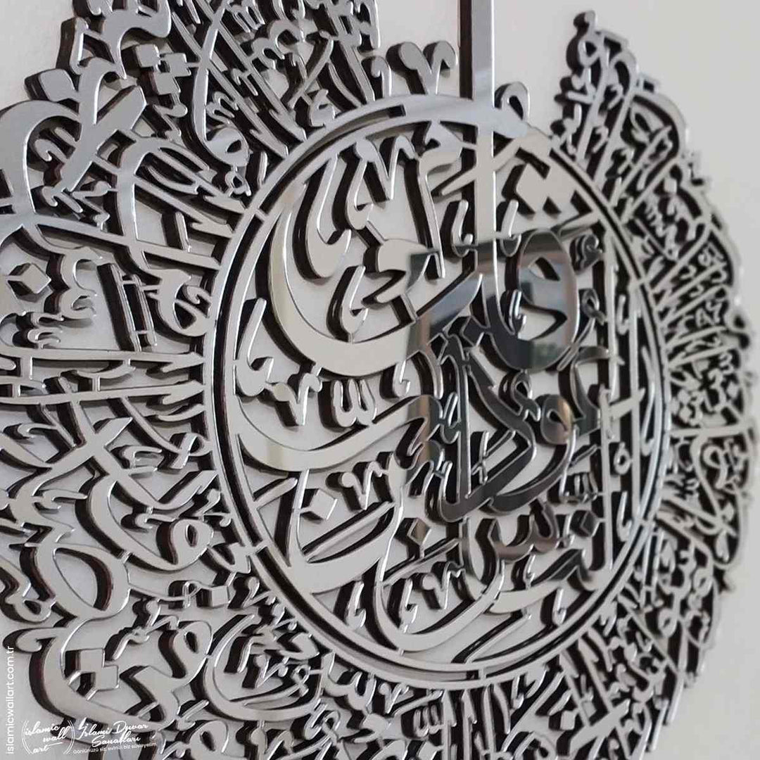 Gümüş Nas Suresi akrilik tablonun yandan görünümü, hat katmanlarının derinliği