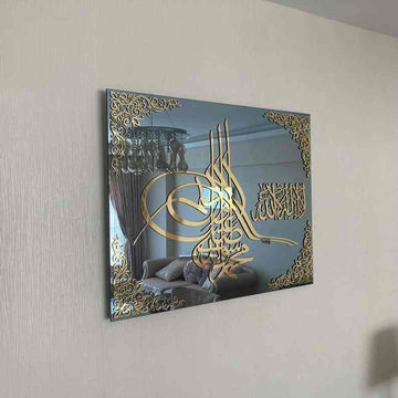 Altın akrilik kaligrafili Tevhid ve Salavat cam tablonun duvarda açılı görünümü