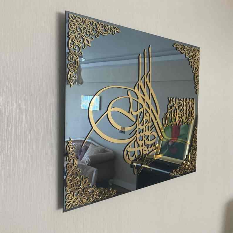 Tevhid ve Salavat temperli cam İslami tablo, altın akrilik kaligrafi, duvarda yandan görünüm